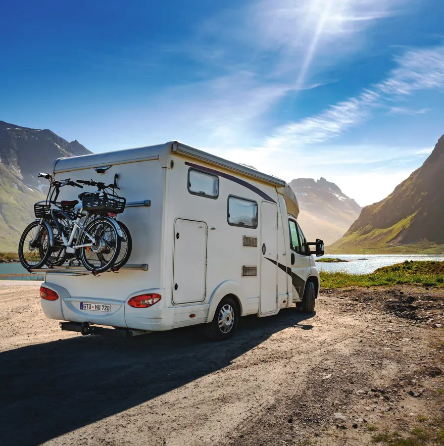 Wohnmobil mit Fahrrädern vor Bergpanorama