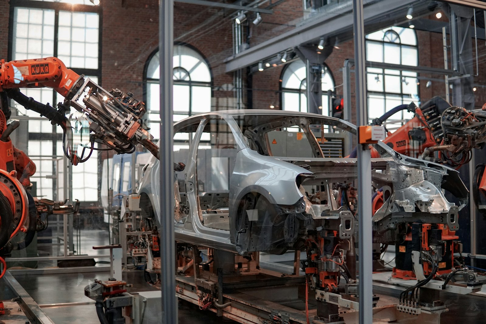 Mechaniker prüft Fahrzeug zur Bewertung